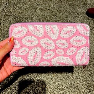 Lips wallet